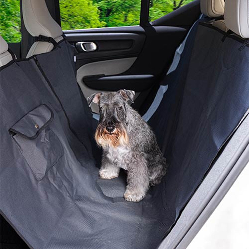 Proteja la tapicería de su coche con el cubreasientos completo Ibáñez. 140x145 cm de poliéster resistente al agua y arañazos. Diseño universal con aperturas para cinturón de seguridad y bolsillo auxiliar. Fácil de colocar y lavable. ¡Viaje con su perro ma