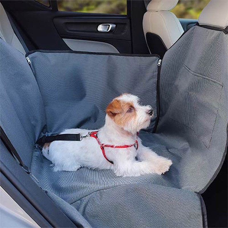 Proteja una única plaza de su coche con el cubreasientos individual Ibáñez. Impermeable, con laterales de seguridad y bolsillo auxiliar. Incluye cinturón para el perro. Fácil de instalar y enrollable para un almacenamiento compacto. ¡Mantenga su coche lim